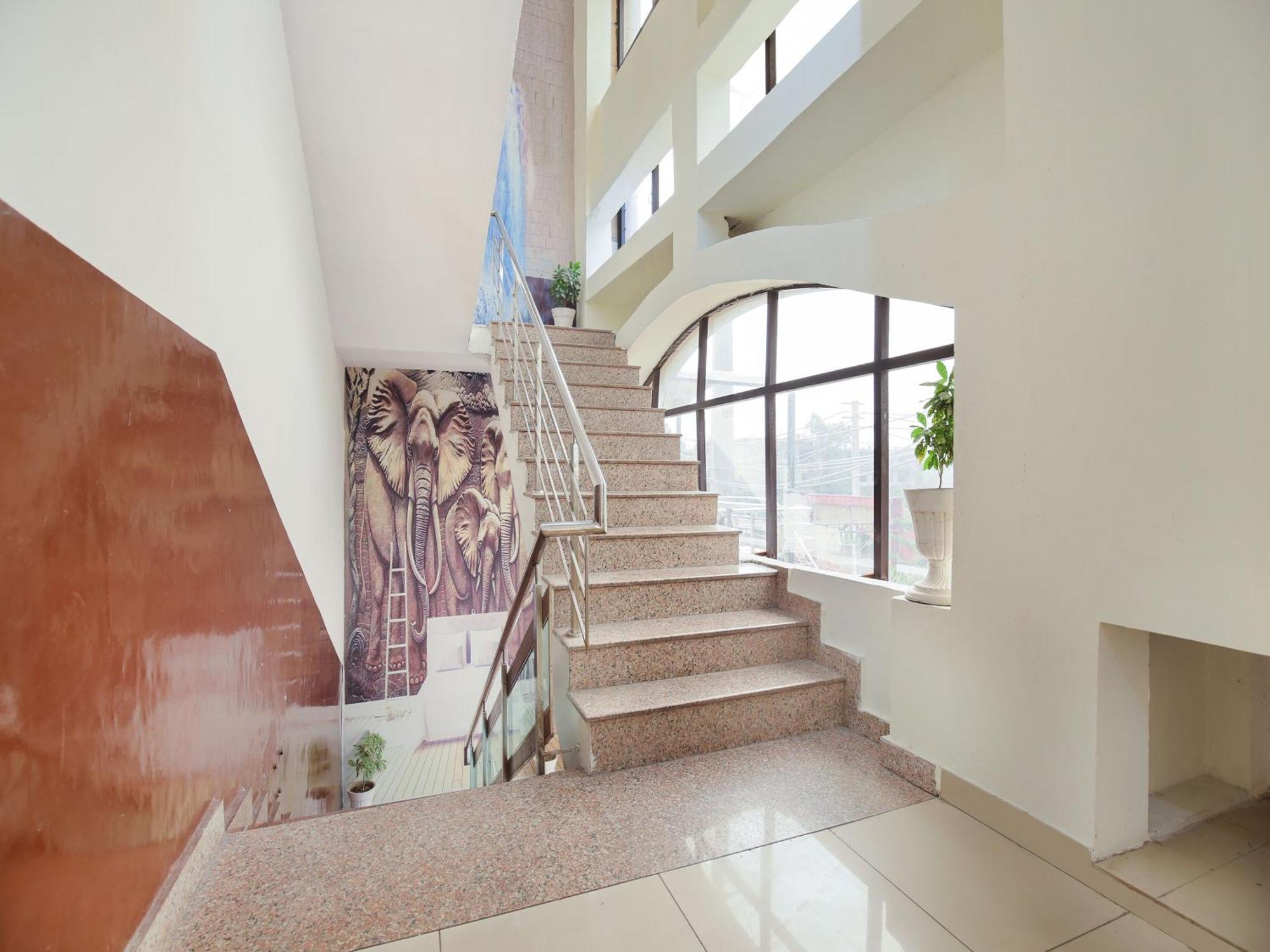 Oyo Flagship Hotel Le Aley Regency 卢迪亚纳 外观 照片